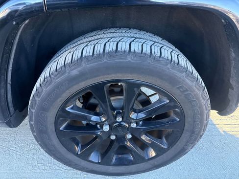 Used 2017 Jeep Grand Cherokee Altitude AWD/4WD image 10