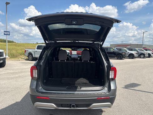 Certified 2025 Ford Explorer Platinum RWD image 34