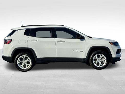 Used 2024 Jeep Compass Latitude AWD/4WD image 8