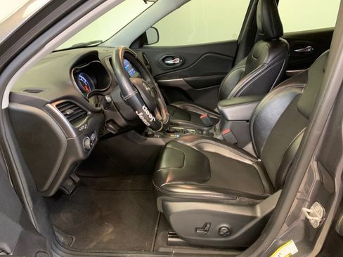 Used 2019 Jeep Cherokee Latitude Plus AWD/4WD image 19