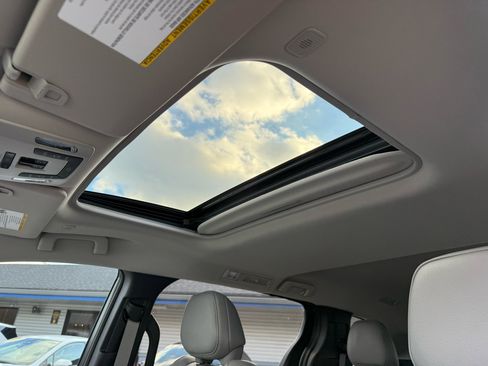 Used 2025 Toyota Sienna XLE image 24