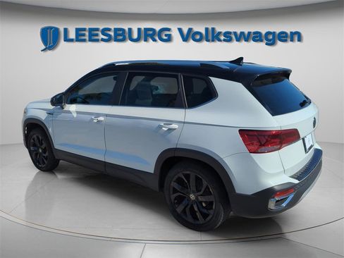 Certified 2023 Volkswagen Taos SE w/ Panoramic Sunroof Package image 9