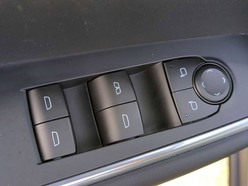 Used 2025 GMC Acadia Elevation image 11