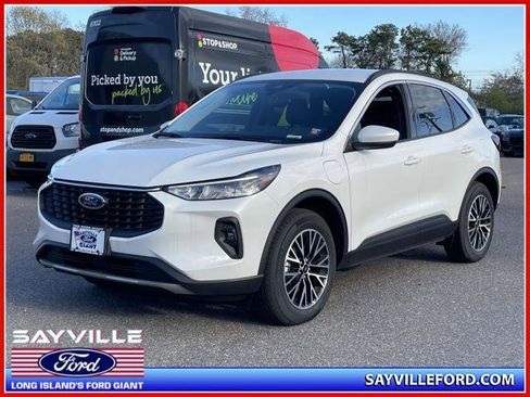 New 2023 Ford Escape SE image 1