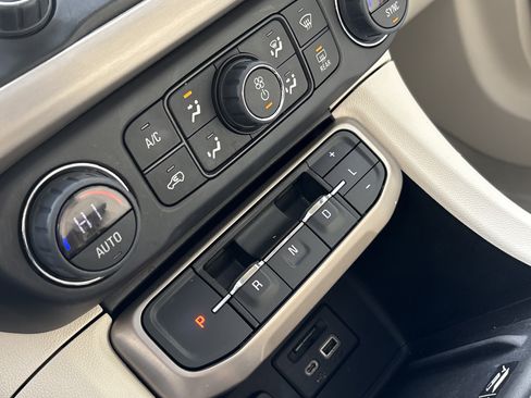 Used 2022 GMC Acadia Denali w/ Denali Ultimate Package image 26