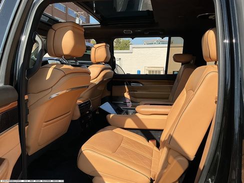 Used 2024 Jeep Grand Wagoneer Series III AWD/4WD image 9