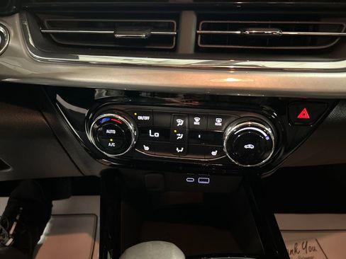 Used 2025 Chevrolet Trax LT w/ LT Convenience Package FWD image 19