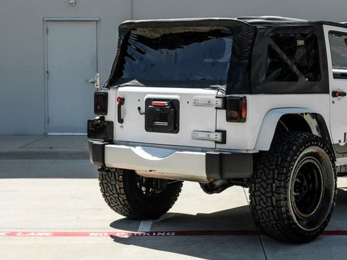 Used 2015 Jeep Wrangler Sahara AWD/4WD image 4