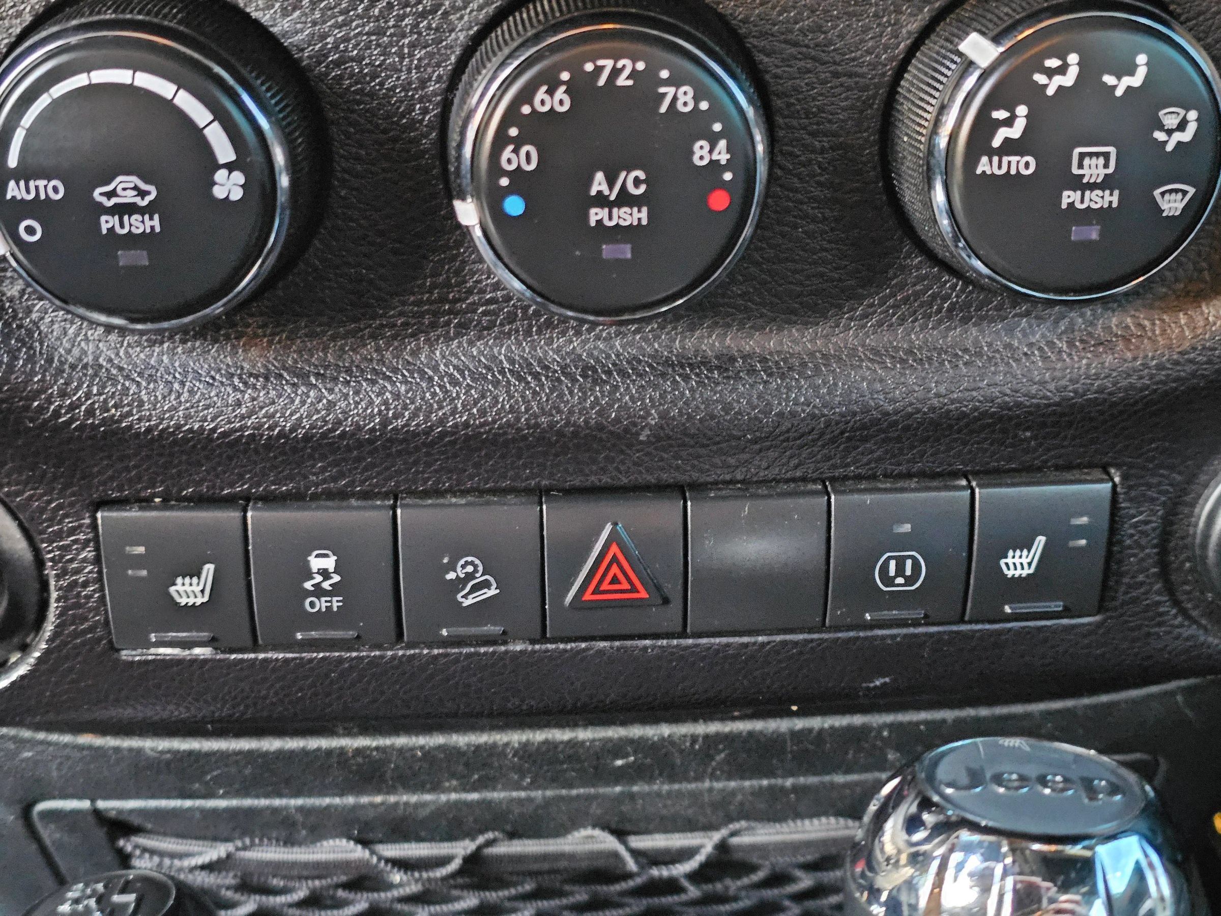 Used 2018 Jeep Wrangler Unlimited Sahara w/ Connectivity Group AWD/4WD image 14