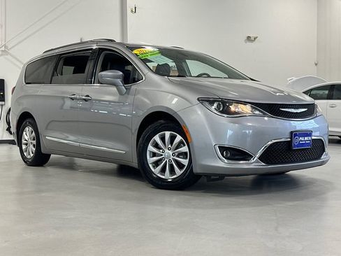 Used 2017 Chrysler Pacifica Touring-L image 1