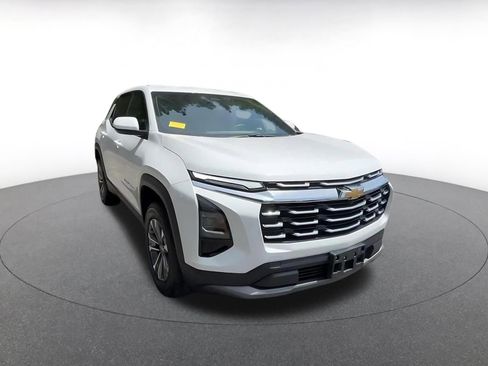 Used 2025 Chevrolet Equinox LT FWD image 3
