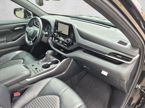 Used 2024 Toyota Highlander XSE FWD image 22