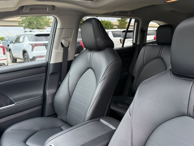Used 2026 Toyota Highlander XLE AWD/4WD image 12