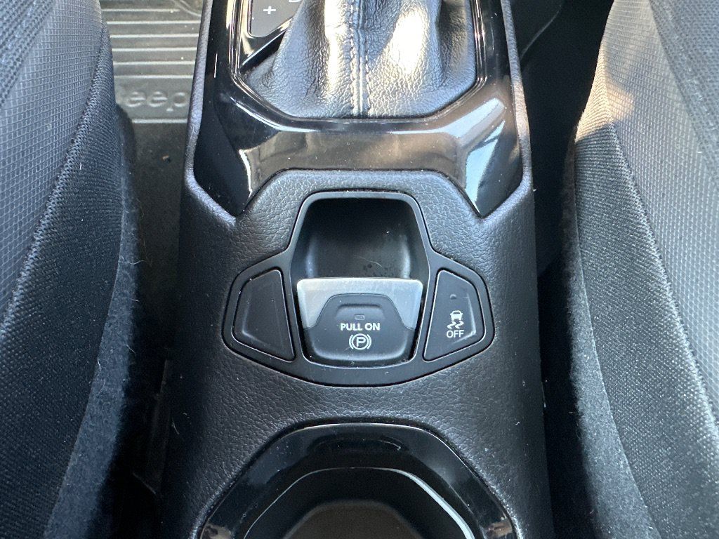 Used 2017 Jeep Renegade Altitude FWD image 31