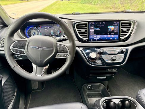 Used 2025 Chrysler Pacifica Select FWD image 2
