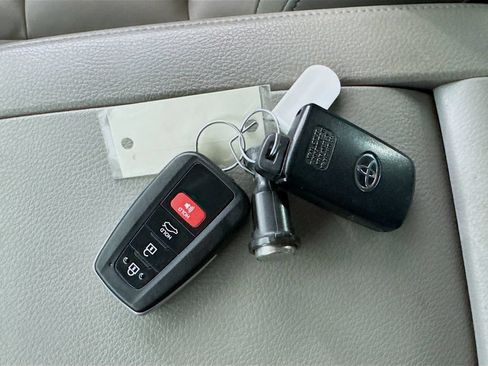 Used 2019 Toyota Highlander XLE AWD/4WD image 34