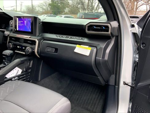 Used 2025 Toyota Tacoma SR image 17