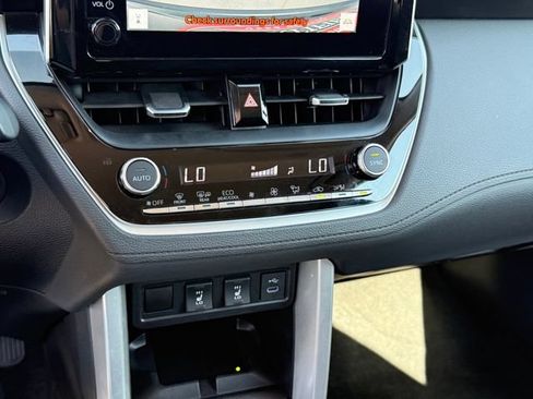 Used 2025 Toyota Corolla Cross XLE FWD image 21