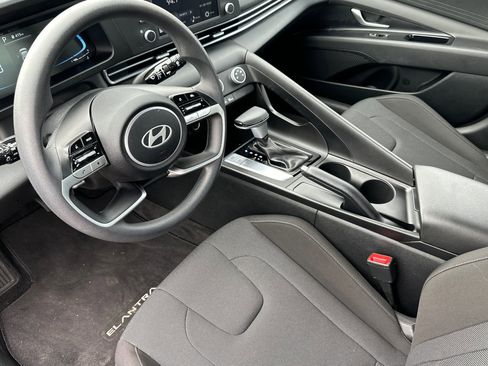 Certified 2025 Hyundai Elantra SE image 10