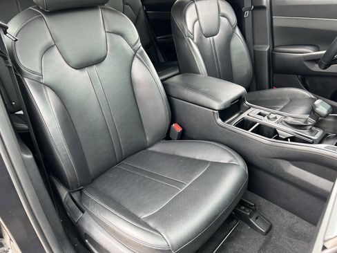 Certified 2024 Kia Sorento S image 9