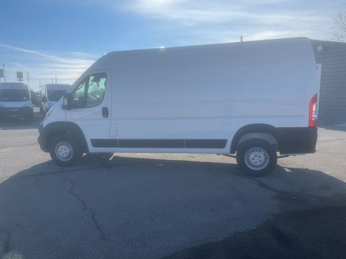 Used 2025 RAM ProMaster 2500 w/ Convenience Group image 9
