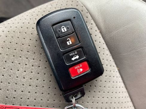 Used 2012 Toyota Camry XLE w/ Leather Pkg FWD image 10