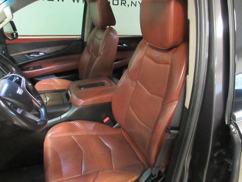 Used 2017 Cadillac Escalade Luxury AWD/4WD image 17