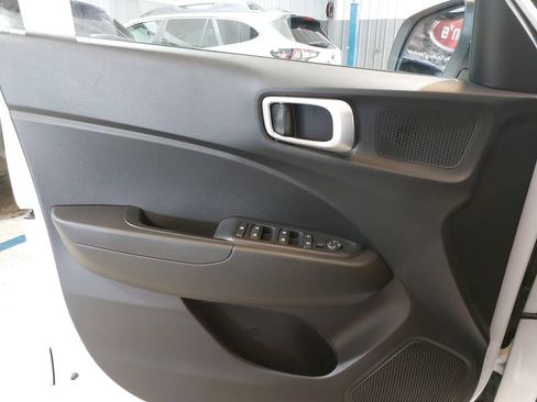 Certified 2025 Hyundai Venue SE FWD image 28