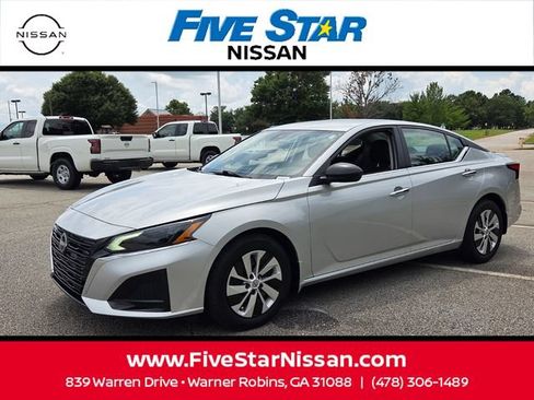 Used 2025 Nissan Altima 2.5 S FWD image 3