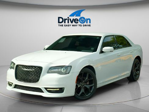 Used 2021 Chrysler 300 Touring L image 2