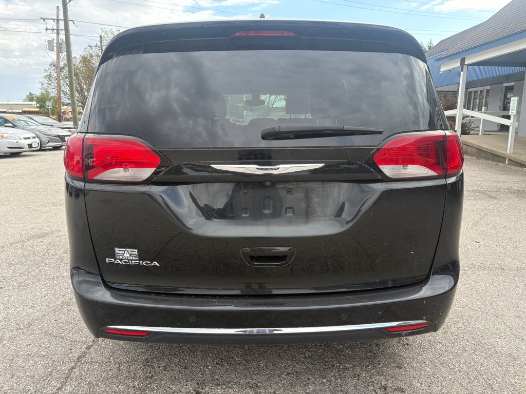 Used 2019 Chrysler Pacifica Touring-L FWD image 5