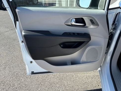 Used 2023 Chrysler Pacifica Touring-L FWD image 27