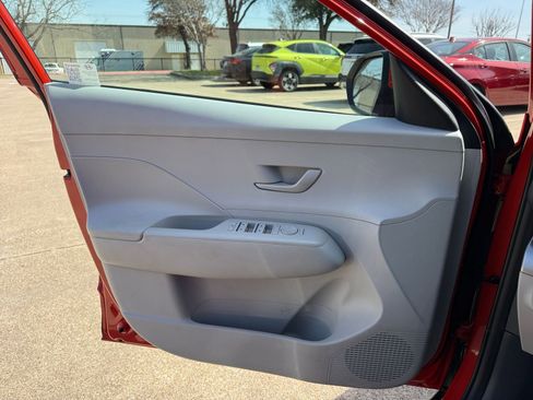 Used 2025 Hyundai Kona SEL image 18