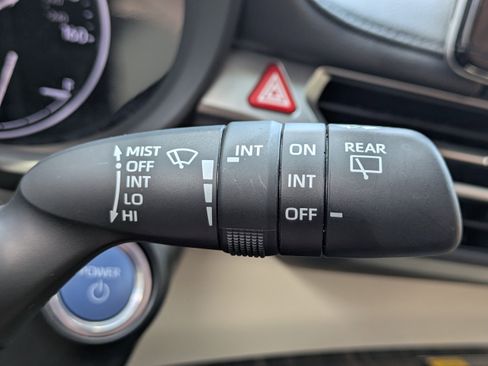 Used 2023 Toyota Sienna Limited image 30