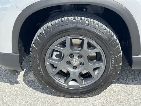 Used 2025 Honda Pilot TrailSport image 11