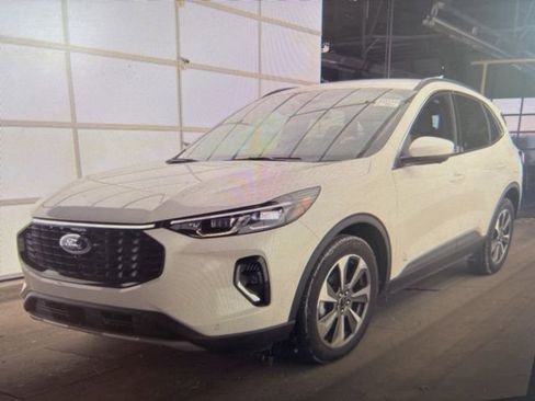 Used 2023 Ford Escape Platinum image 16