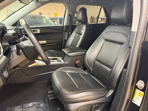 Used 2024 Ford Explorer XLT w/ Equipment Group 202A RWD image 39