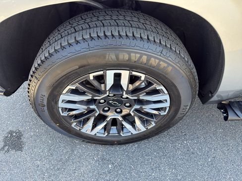 Used 2025 Chevrolet Suburban Z71 AWD/4WD image 34