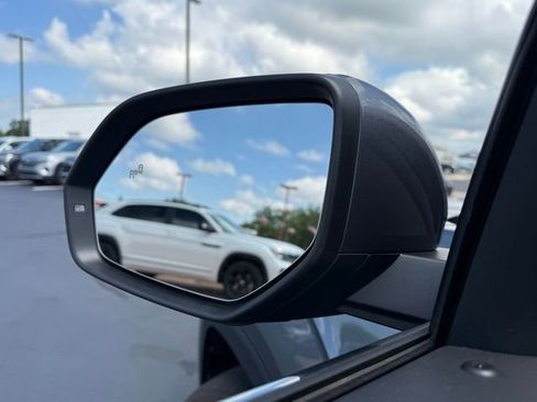 Used 2025 Volkswagen Atlas Cross Sport SE w/ Panoramic Sunroof Package image 23