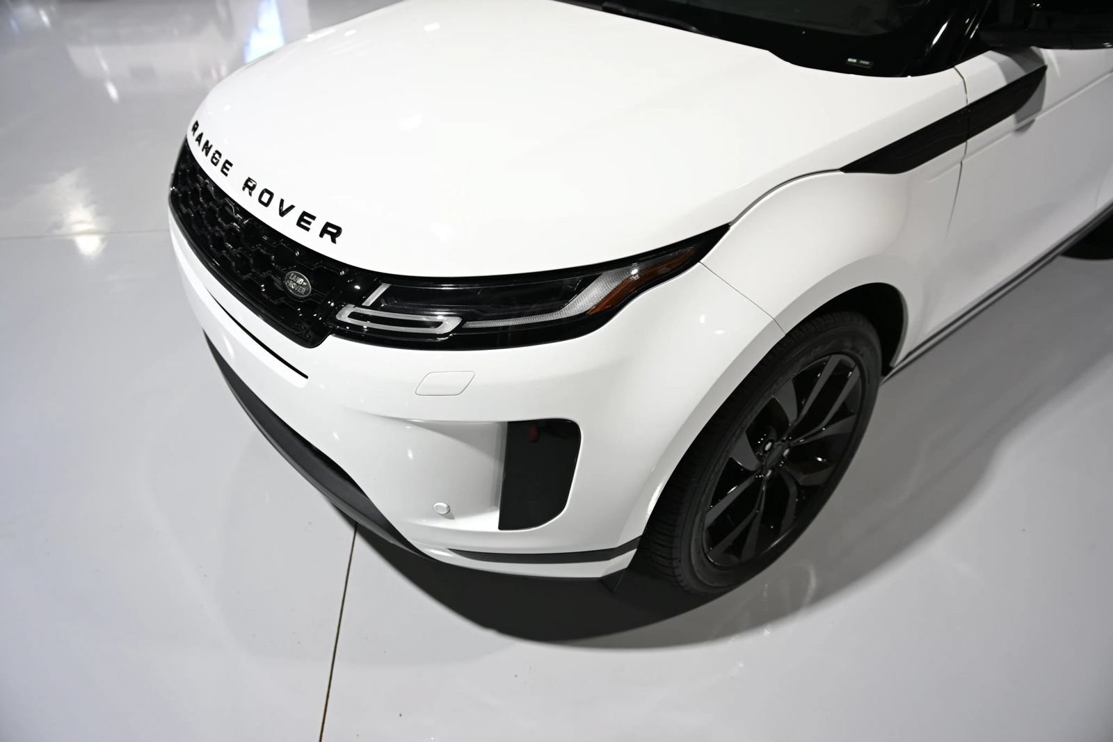 Used 2022 Land Rover Range Rover Evoque SE AWD/4WD image 11