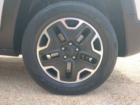 Used 2017 Jeep Renegade Trailhawk w/ Popular Equipment Group image 36