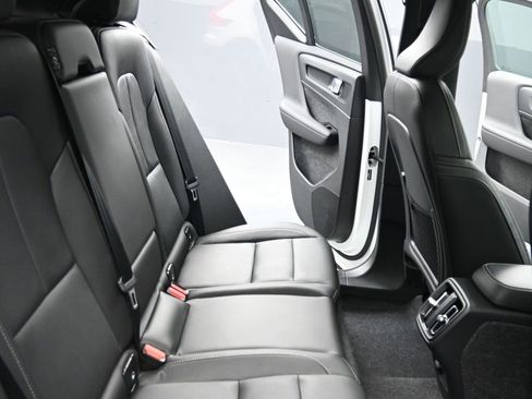 Used 2025 Volvo XC40 B5 Plus image 15