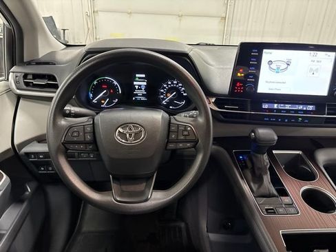 Used 2023 Toyota Sienna LE FWD image 12
