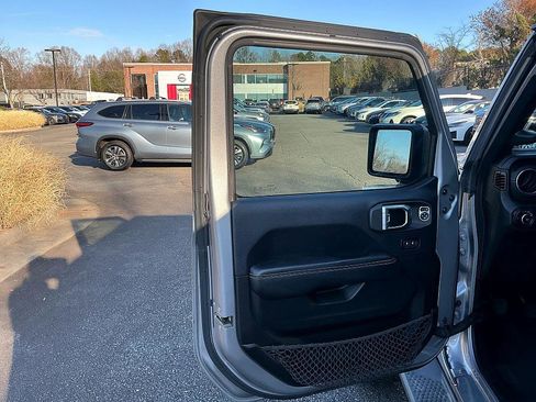 Used 2018 Jeep Wrangler Unlimited Sahara image 13