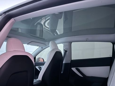 Used 2021 Tesla Model Y Long Range image 23