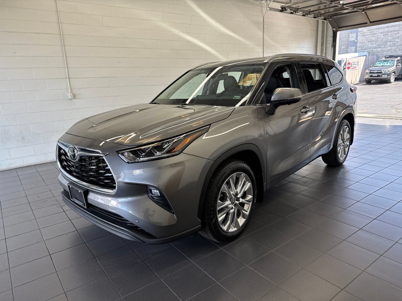 Used 2026 Toyota Highlander Limited AWD/4WD image 4