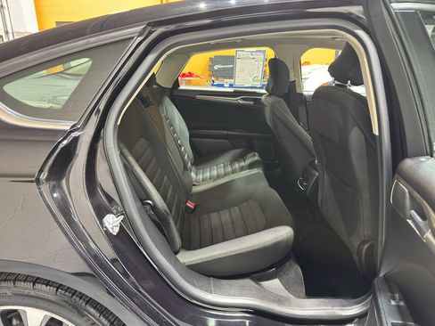 Used 2019 Ford Fusion SE image 18
