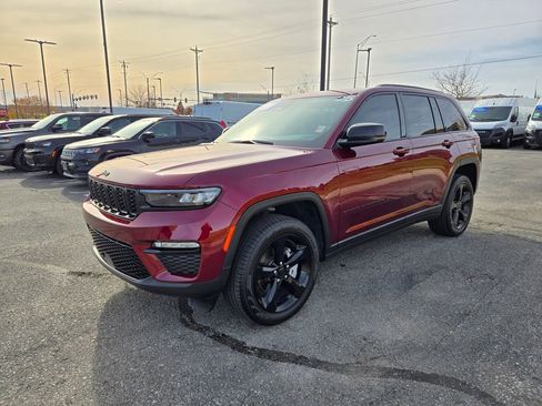 Used 2025 Jeep Grand Cherokee Limited w/ Black Appearance Package image 8
