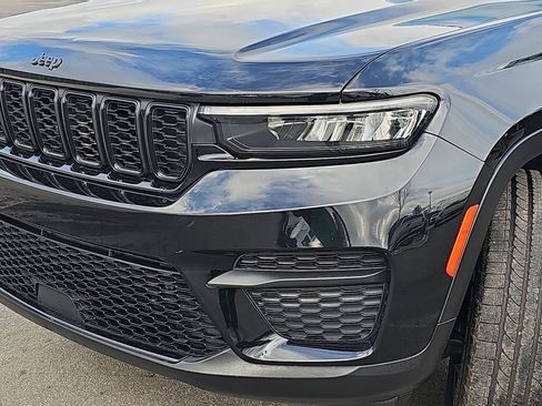 Used 2023 Jeep Grand Cherokee Altitude image 34