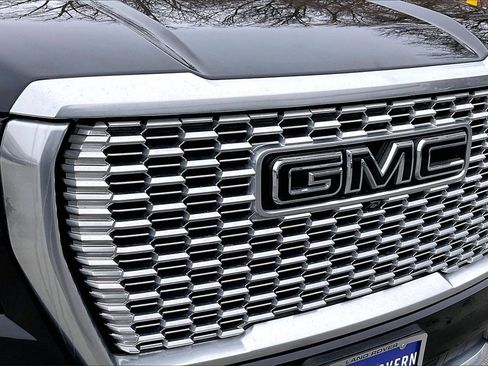 Used 2023 GMC Yukon Denali w/ Denali Reserve Package image 34